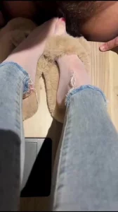 西西牛仔裤里白丝桌上足交踩射鸡巴