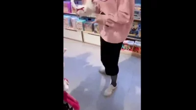 带女友闺蜜去商场试衣间操