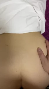 一边跟老公电话，一边跟我啪啪啪的小情人，已内射怀孕