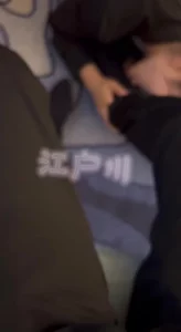 黑丝母狗被调教的跪在地上，舔我的脚！