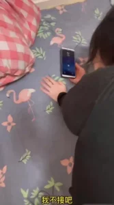 高潮马上来了她老公来电话了 不敢大声叫啊