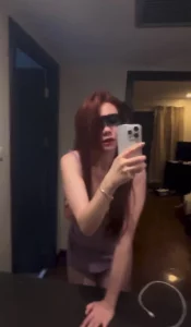 自己拿着手机拍后入的少妇